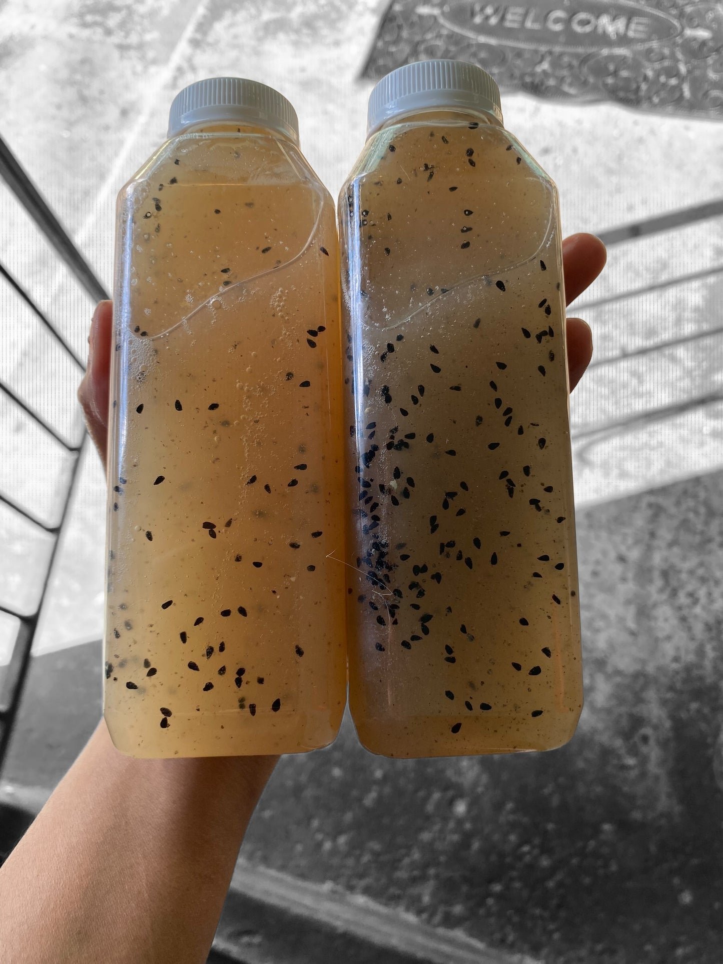 Limonada de melocotón, jengibre y semillas negras